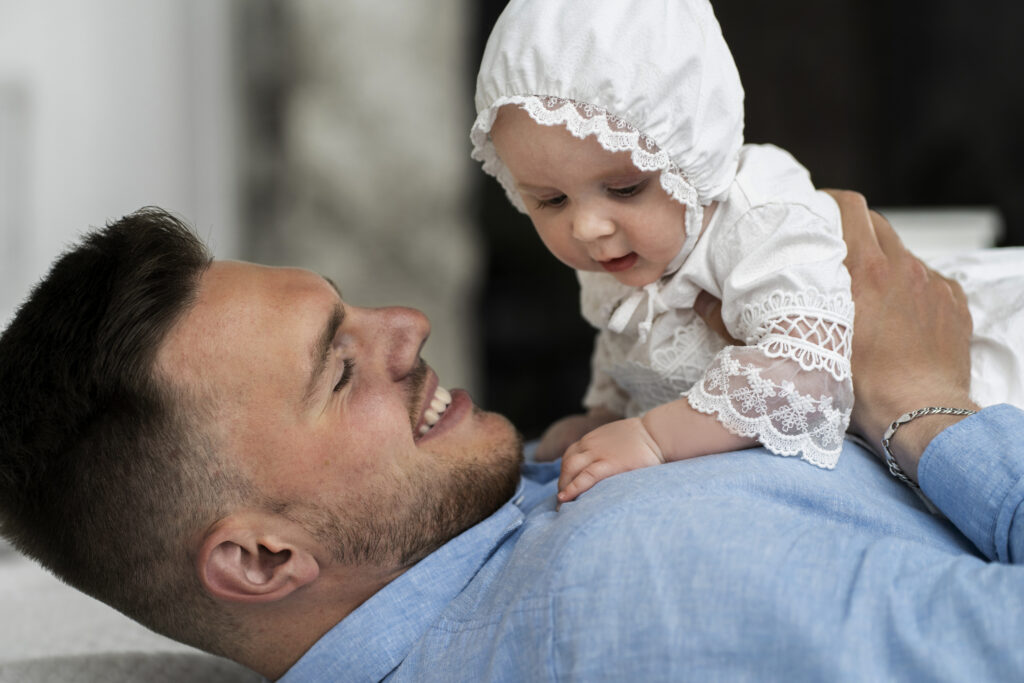 pai segurando sua filha recém-nascida após solicitar a licença-paternidade